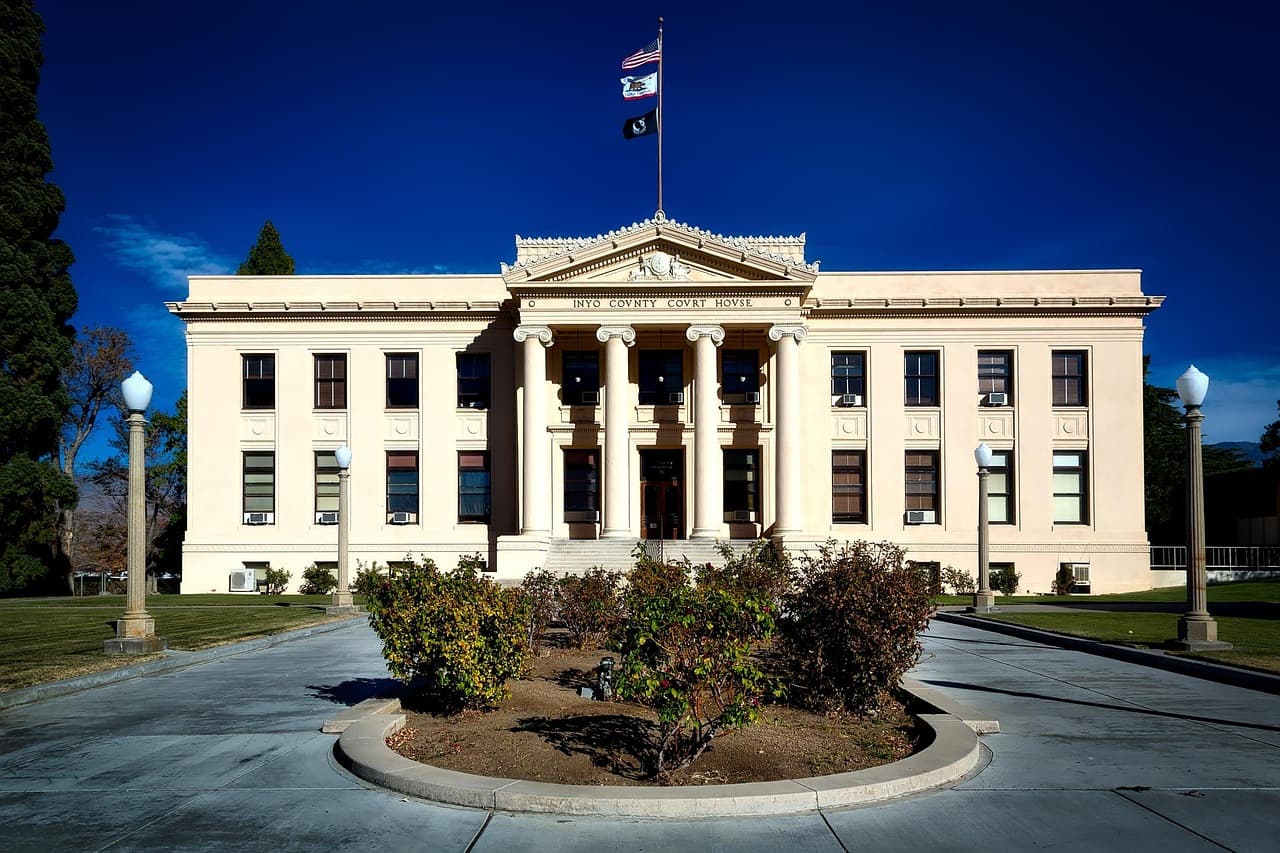 A classic American courthouse with columns and a flag